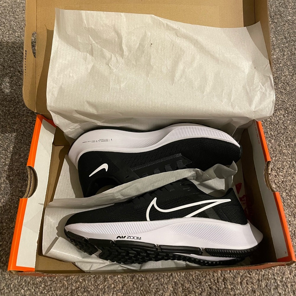 Nike Womens Air Zoom Pegasus Size 7- brand new